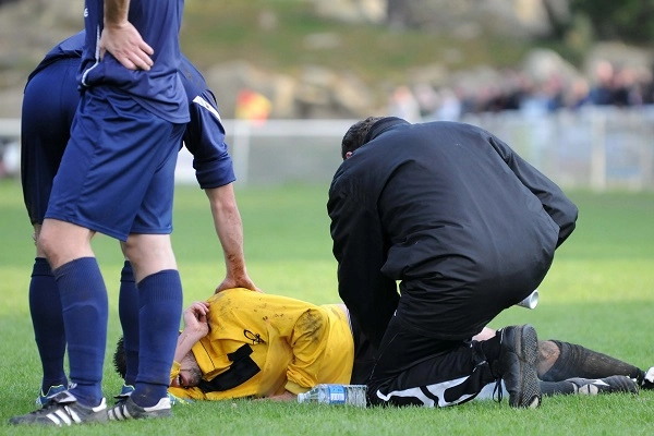 soccer player trainer injury