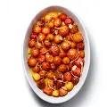 Variousvarietiesoftomatoesonacountertop